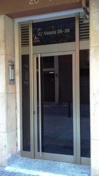 Puerta de aluminio para comunidad