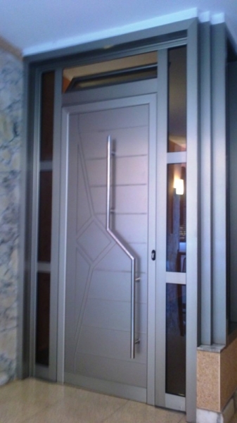 Puerta de aluminio para comunidad con panel