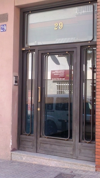 Puerta para comunidad de hierro