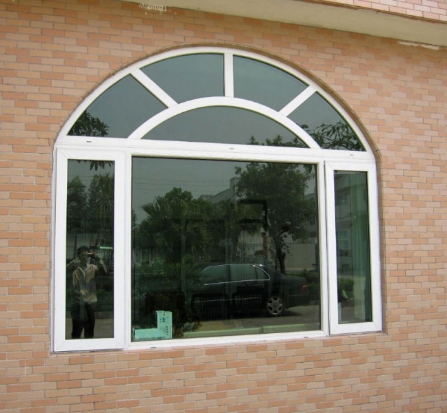Ventana de aluminio con fijo oval superior